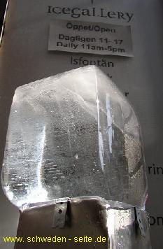 Ein Eisklotz vor der Tür wirbt für den Besuch bei der Ice Gallery.